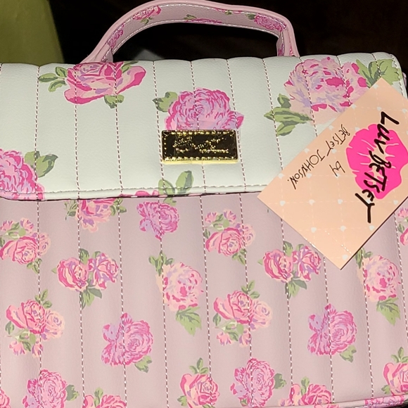 New Betsey Johnson Pink Flower Lbaddy Crossbody Bag 💗 - Picture 3 of 4